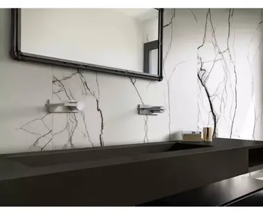 10 inspirujących aranżacji małych łazienek z wykorzystaniem markowych płytek - Multiwnętrza