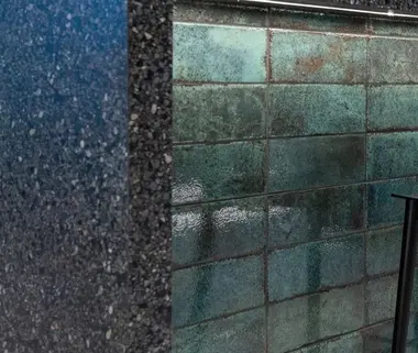 Zielone cegiełki brick vetri green – odważny akcent w nowoczesnej łazience - Multiwnętrza