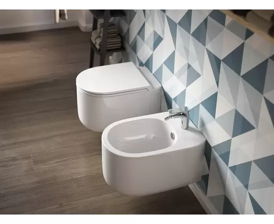 Biała prostokątna miska wc