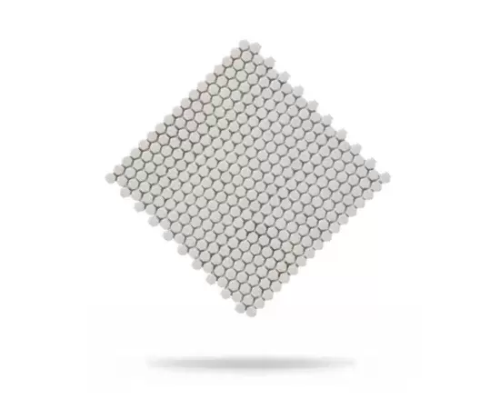 mozaika w drobne białe heksagony
